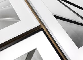 Das ausgezeichnete Magnetrahmenprofil Alu 7 in den drei erhältlichen Farben Schwarz, Weiß und Silber matt
